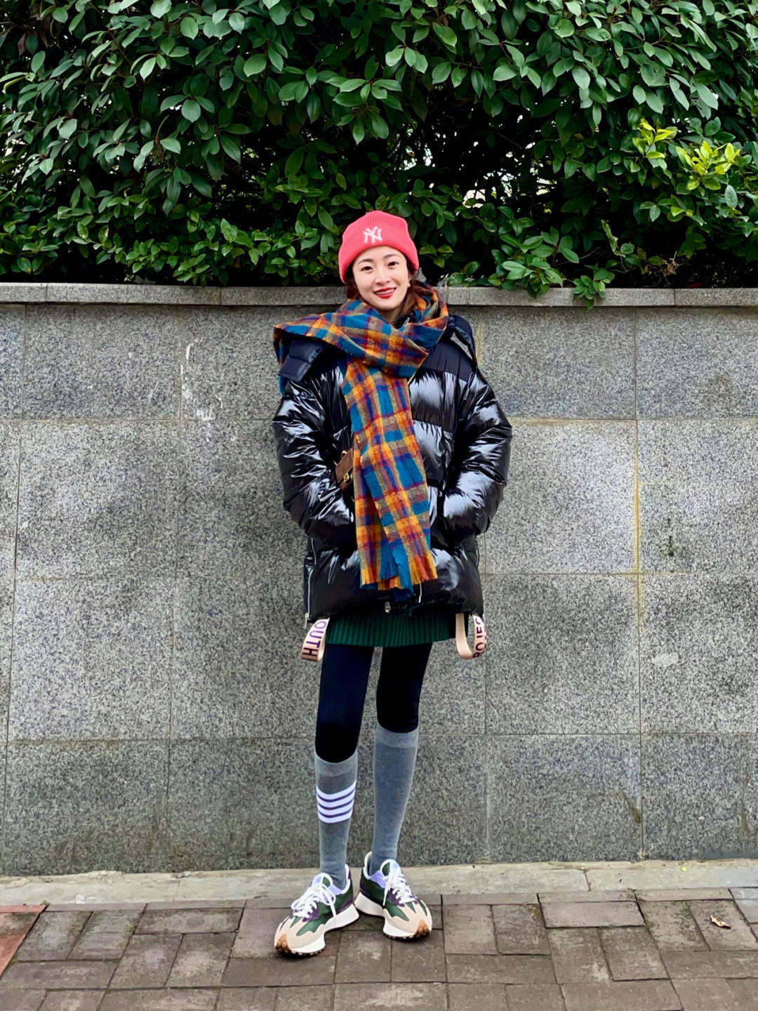 黑白配 简单的黑色羽绒服低调又大气,今冬备上一件,长款短款都好看