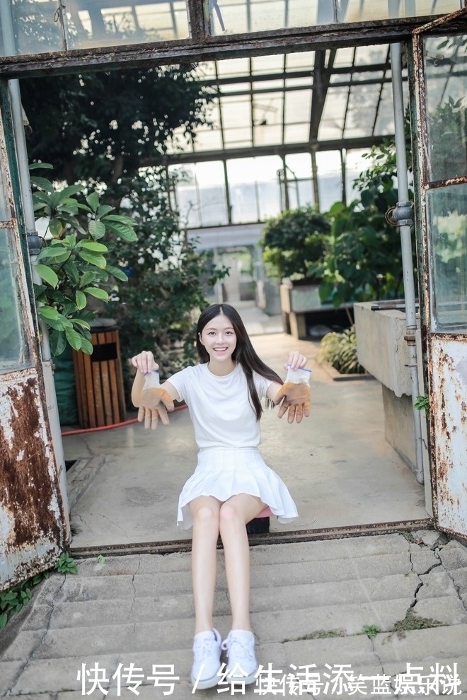 长发美女T恤衫百褶裙搭配一双小白鞋少女感十足,美美哒