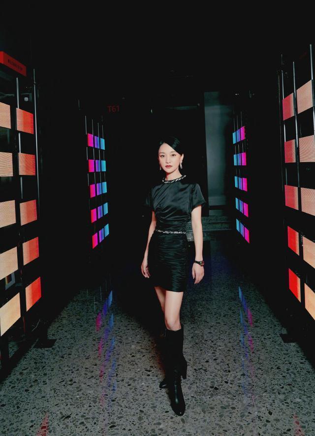 不老女神|周迅的身材让人自卑, 小黑裙也能穿出大姐大气场, “漫画腿”抢镜