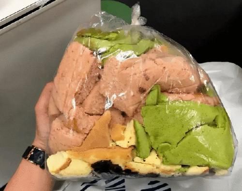 学生|家长买“蛋糕边角料”给孩子吃，引众人吐槽，节俭的父母养自卑娃