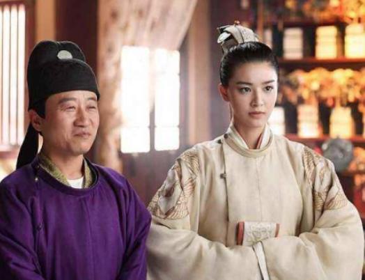 他活着的时候爱交朋友,去世后李白和杜甫争着给他写诗,他是谁