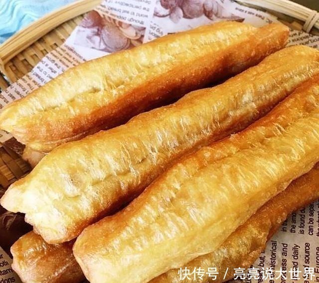 油条|油条店大厨教你炸油条,不放酵母,个个金黄酥脆,凉了也是软乎的