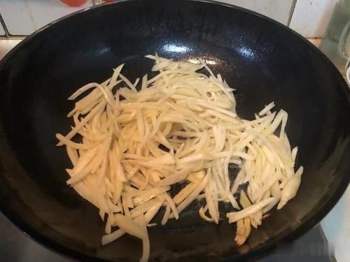 炒前|这道家常小菜,荤素搭配、营养美味,炒前多加这一步,吃得更健康