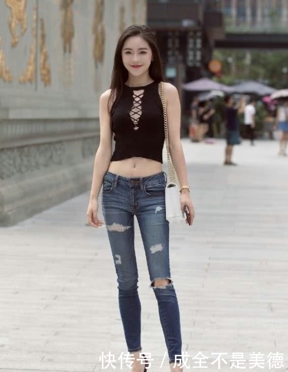 街拍：留下侧影的长发美女，身穿一条白色连衣裙，展现温婉气质