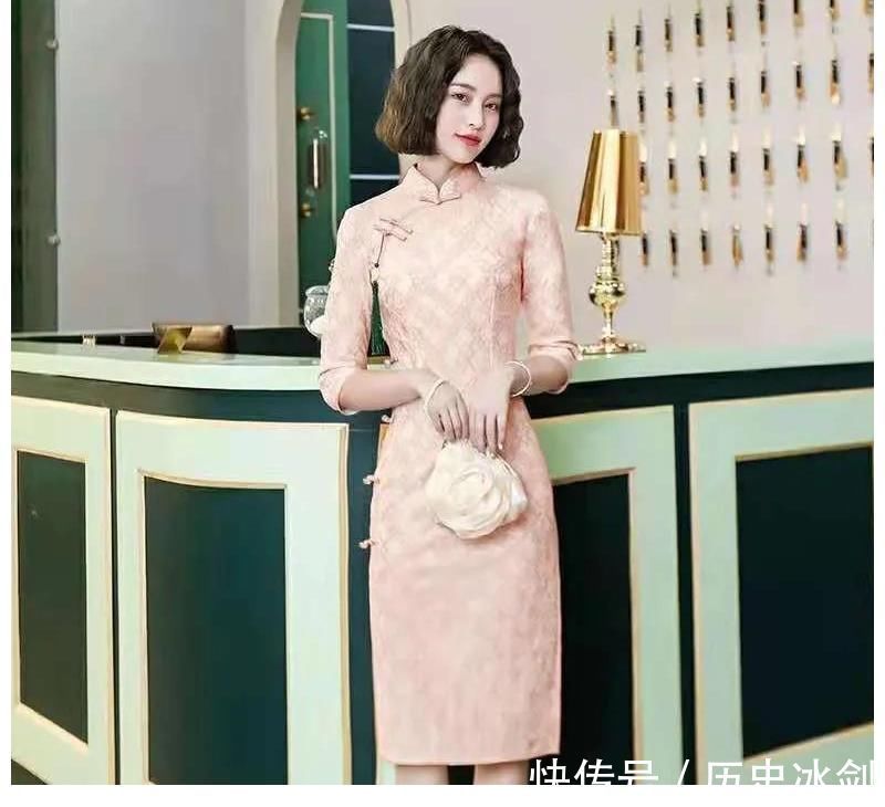 姑娘 如何挑选适合自己的旗袍?两个小妙招教你,年轻女孩也能穿旗袍!