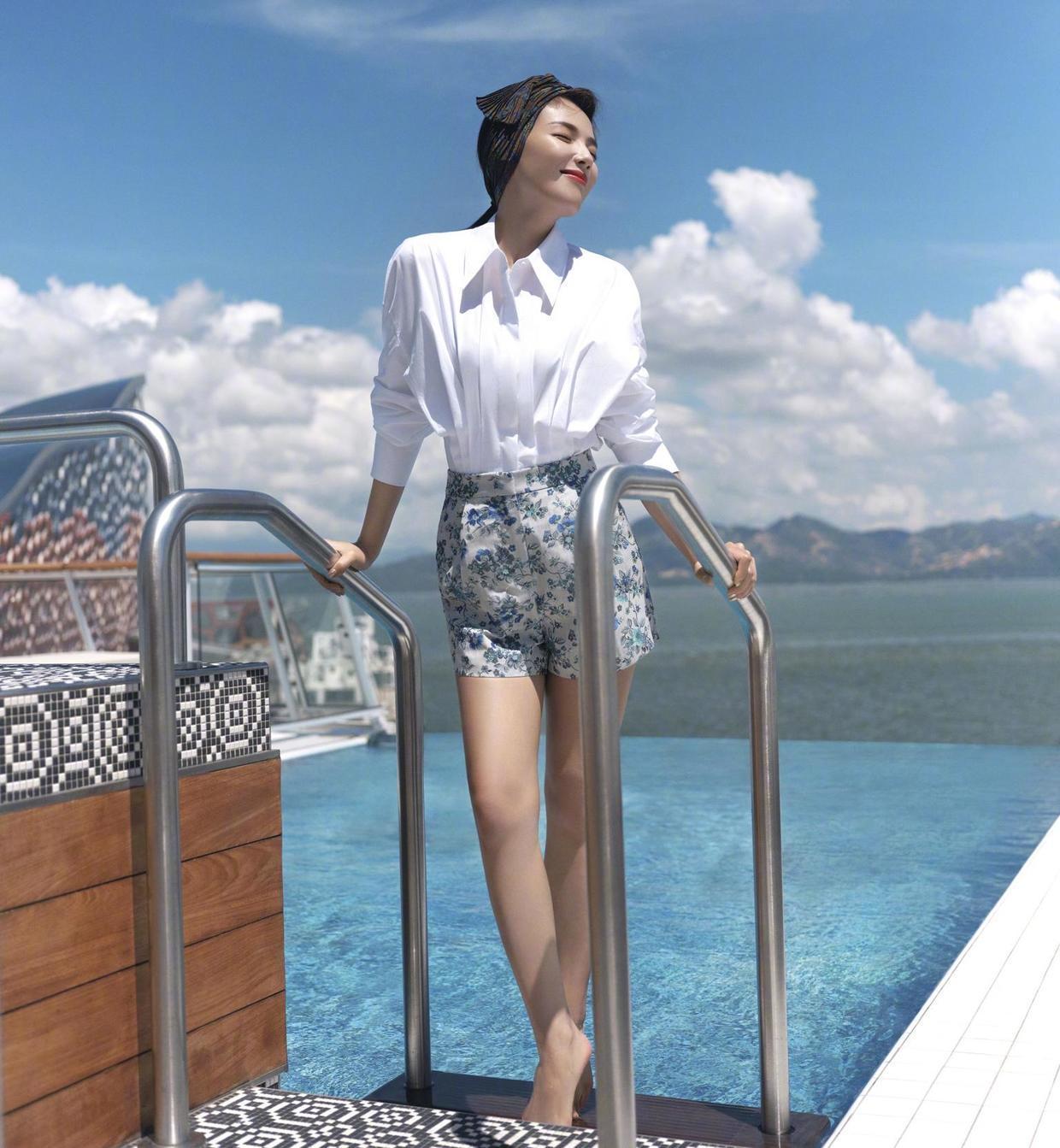 外套|刘涛美得“优雅温婉！穿一袭牛仔拼接色连衣裙拍时尚大片，超洋气