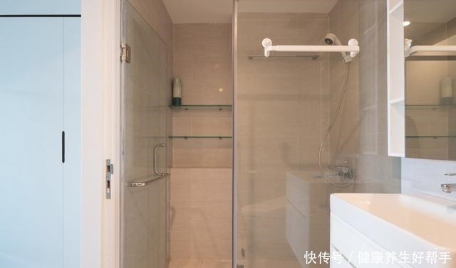 衣帽间|这是我见过的最小的衣帽间,推拉门隔出2㎡就搞定了,适用小户型!