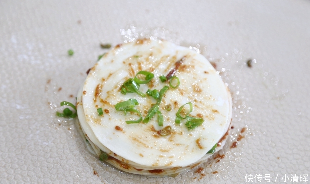 又快又好|葱花饼吃了几十年,第一次发现如此妙招,太棒了!又快又好层层酥