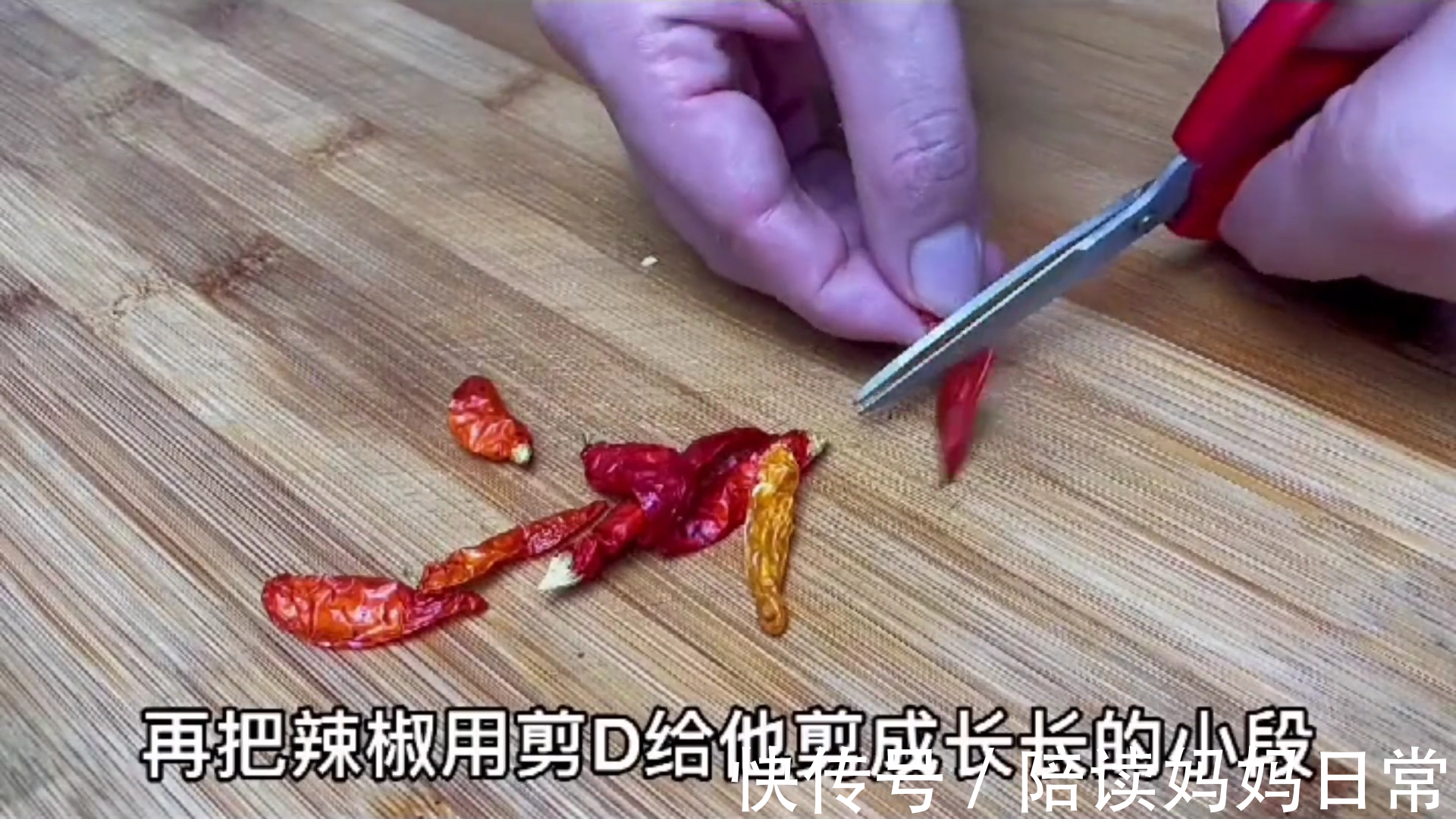 青椒创新做法,擀面杖一压,出锅比肉还香,太解馋了超级下饭