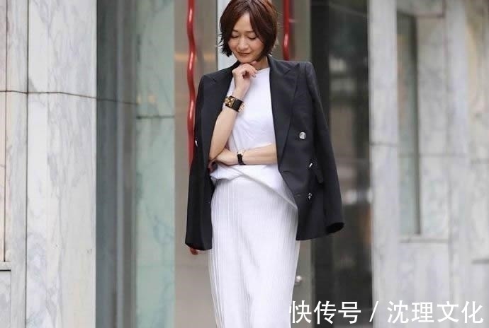 富冈佳子 这才是“黑白配”的穿搭精髓！52岁的富冈佳子，赢得体面优雅