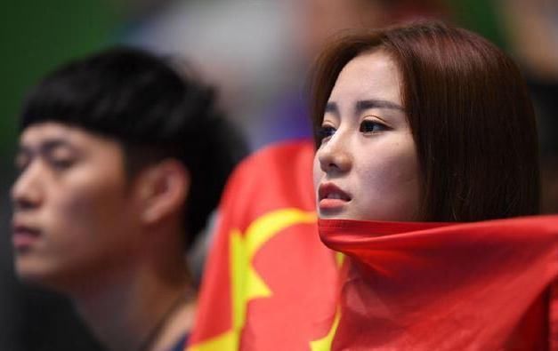 黄胜|他是体坛风云人物,官至副部执掌三大协会惹争议,妻子美艳动人