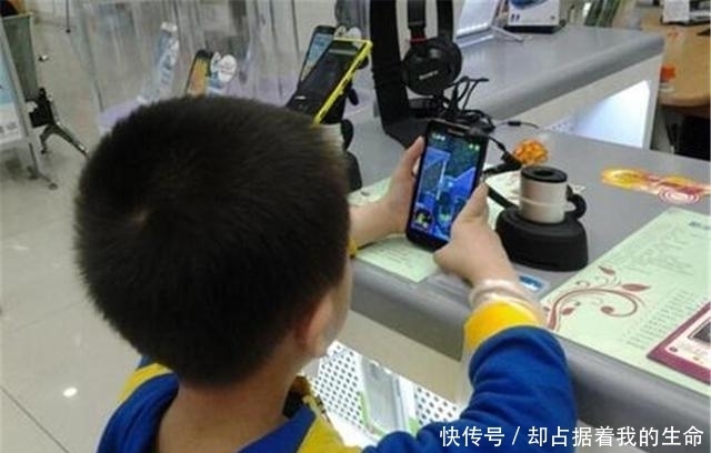 不止|经常玩手机，与不玩手机的孩子，20年后，人生差距不止一点点