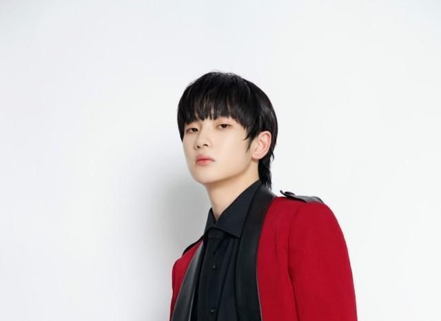 周震南不关注硬糖少女，却关注了淘汰的她，网友真不知道咋想的