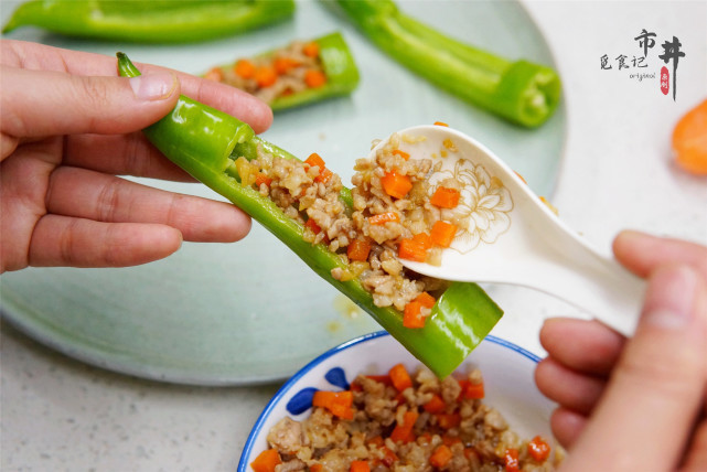  年夜饭上加盘“一帆风顺”，几个青椒蒸一蒸，鲜香解馋，寓意好