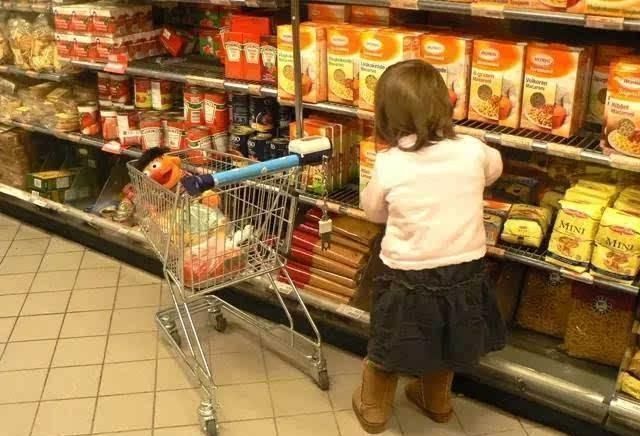 孩子|孩子逛超市口渴喝水，宝妈拿空瓶买单，结果被店员索赔10倍赔偿