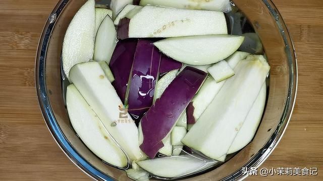 蒸茄子时,万万不可直接蒸,多加一步,茄子雪白不黑,鲜嫩有食欲