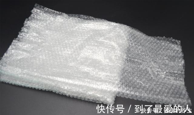 快递里的气泡垫一张也别扔,放在家里特别实用,一年能省不少钱!