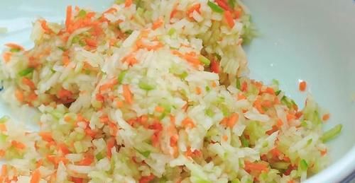 这盘炸丸子怎么吃都不腻,成本不到五块钱,外酥里嫩不吸油,真香