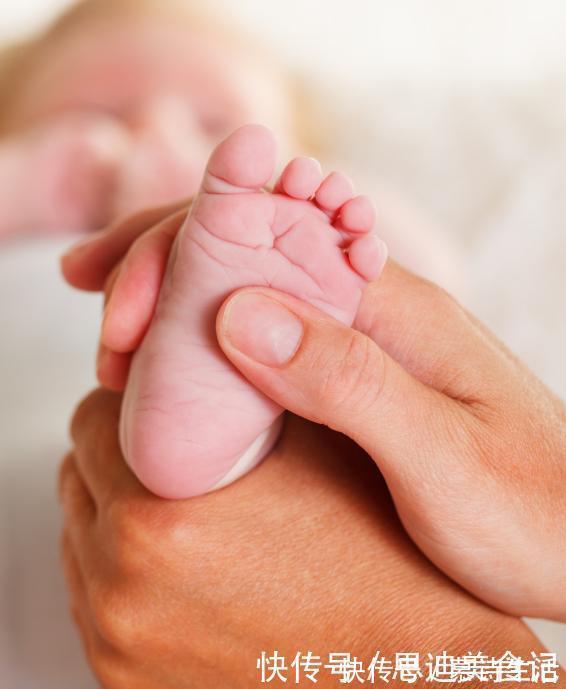 婴儿车|孩子睡醒后有这2个动作，说明情商高于同龄人，父母就偷着乐吧