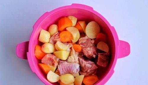压力锅|土豆炖鸡,下锅前多加上这一步,土豆软烂不糊嘴,比鸡肉都香!