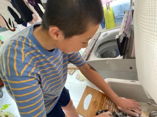 学校|一人一块！这个学校暑假发搓衣板