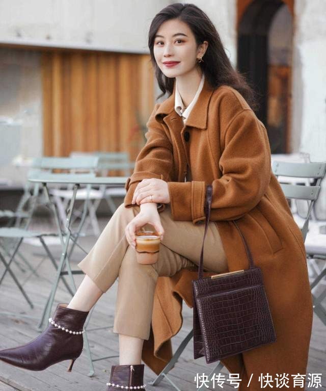 搭配 秋季,“大衣”的高级穿法指南,搭配上针织开衫和牛仔裤,超洋气