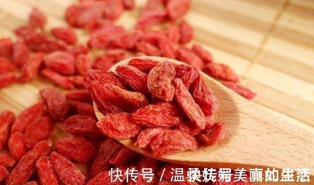 夏秋季|钓鲤鱼最好的饵料不在渔具店，而在菜市场，这三样东西混合就行