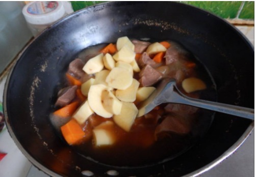 60岁大厨:炖牛肉时,在汤汁里加点它来炖,牛肉快速软烂入味