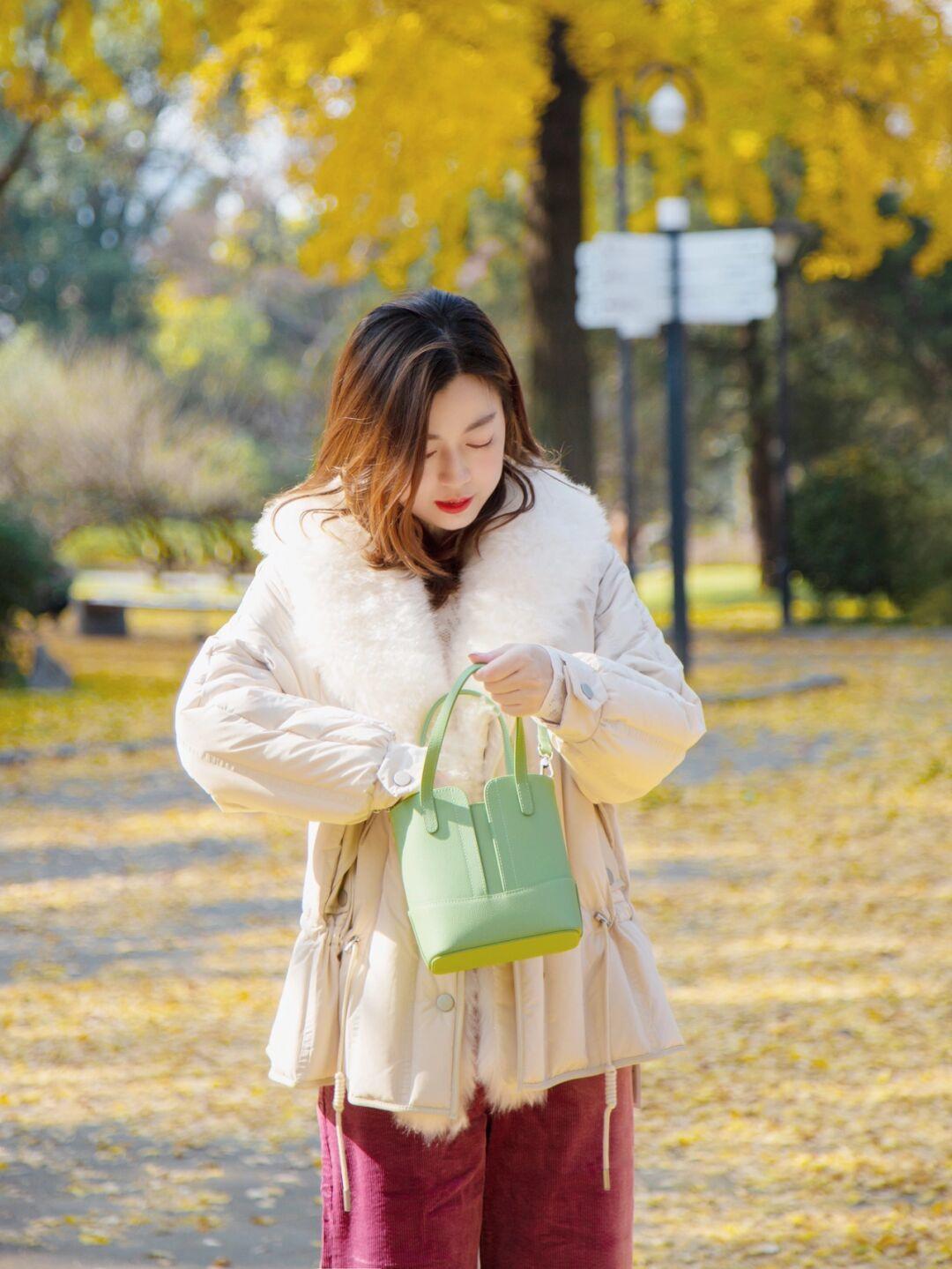 修身牛仔裤 寒冷的冬季怎么穿?羽绒服的搭配思路总结好了,穿出优雅时髦