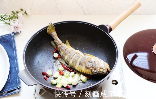 让鱼更“鲜”的做法,加块它一起炖,营养翻倍,一点都不腥