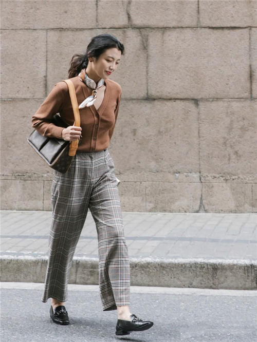 2021早春建议大家多穿“奶奶衫”，时髦优雅又气质，怎么搭都好看