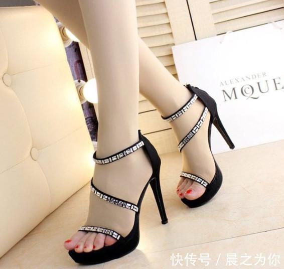 脚踝 美脚配细高跟,巧妙地修饰脚型,营造出俏皮时髦女人味