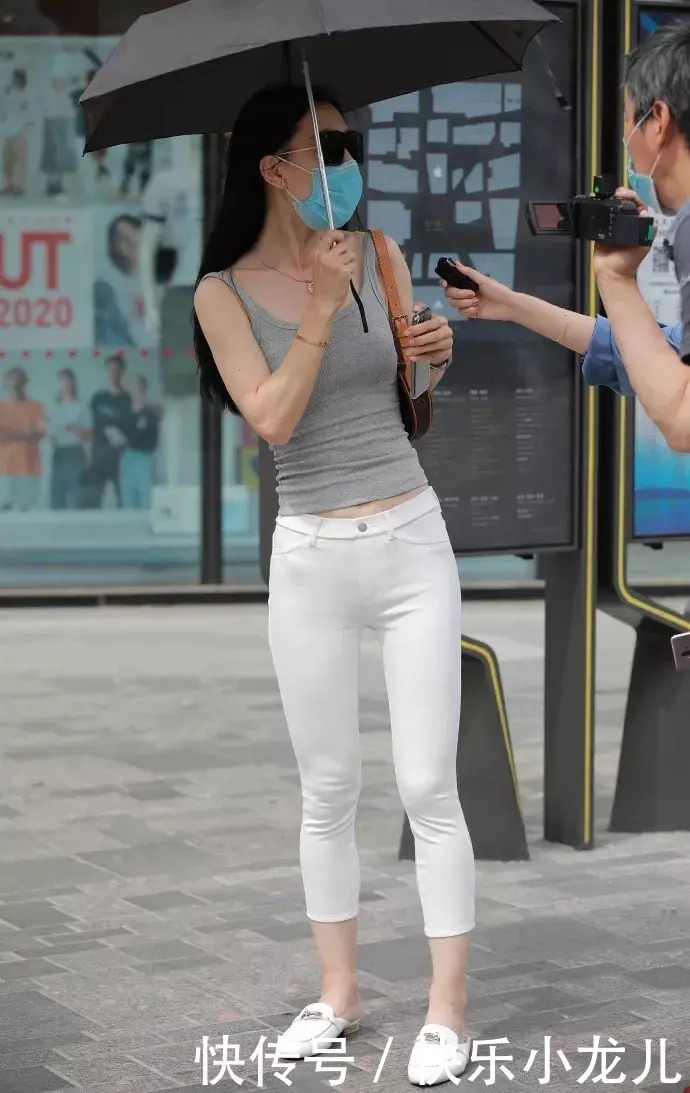 穿搭穿针织衫搭配白色八分裤,清爽又减龄
