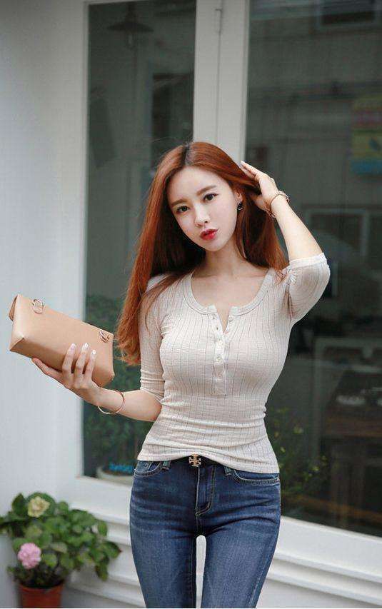 街拍:紧身裤小姐姐时尚俏皮,人群中凸显而出,不会流于平庸