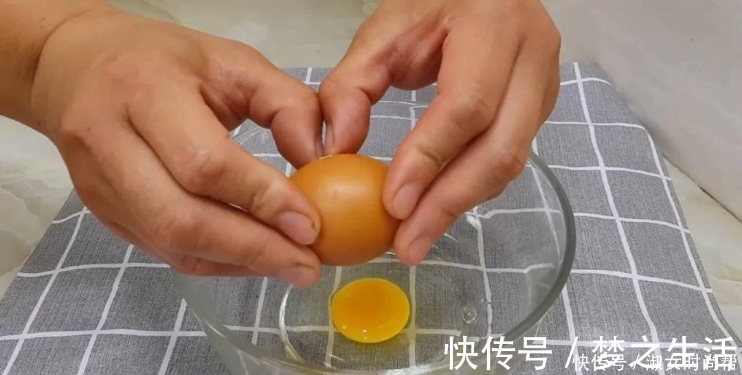 我家烙饼就爱这样做，擀杖卷一卷，张张柔软又劲道，比鸡蛋饼还香