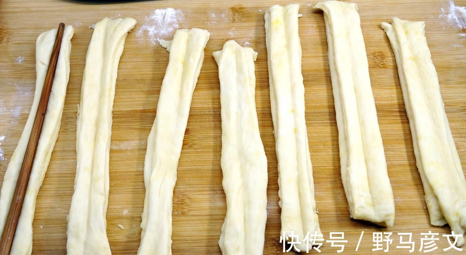 油条|炸油条,加泡打粉是“大错”,用这配方,保你炸出香酥脆的油条