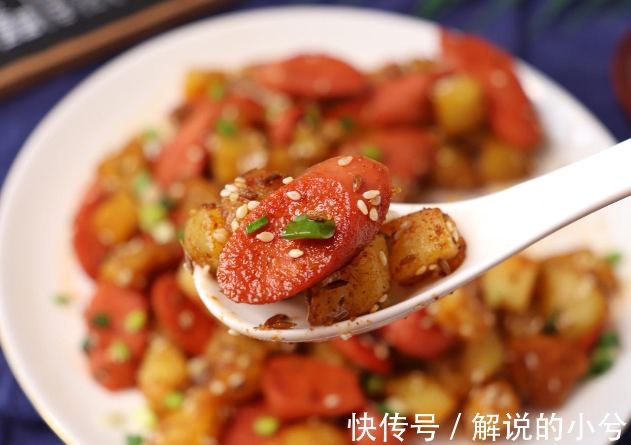 土豆和火腿搭配，加入一把孜然，随手一炒就是一道下饭菜