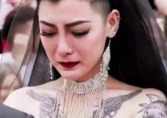 新娘|那个穿着黑婚纱又纹身的新娘，一夜爆红后，如今生活过得怎样了？
