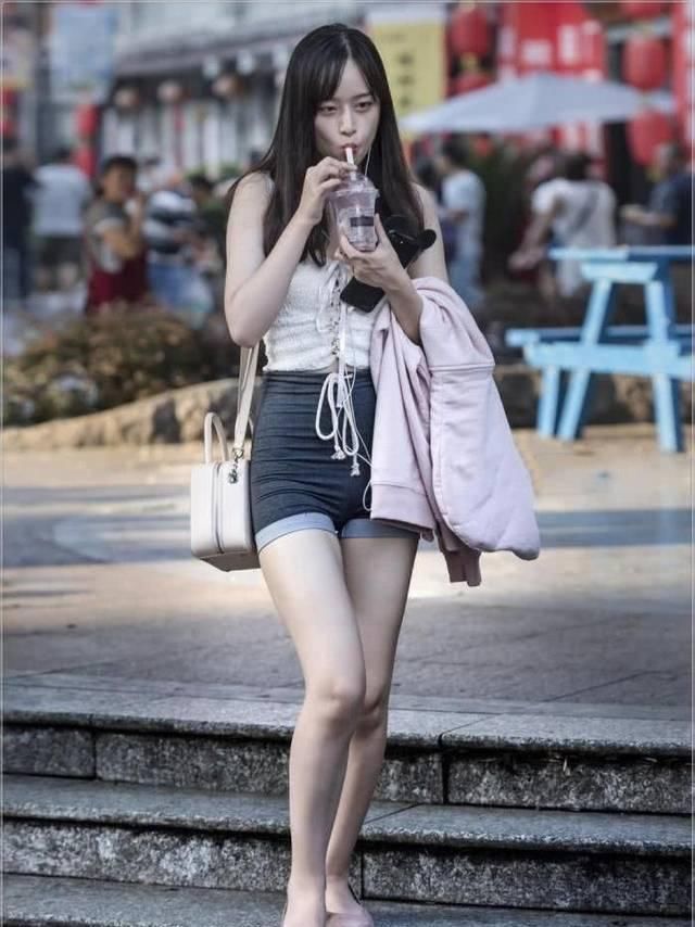 街拍美女漂亮的女人需要的是优雅,而不是浓妆艳抹