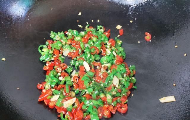 简单|卤猪耳朵怎么炒?做法简单,味道香辣开胃,吃起来又脆又嫩还下饭