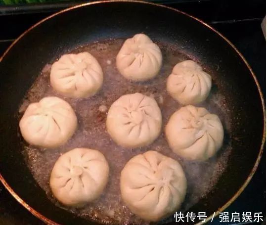 卖了30年早餐大爷做“水煎包”的4个诀窍,不懂你的煎包白做了