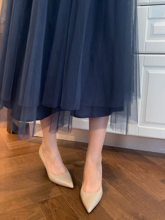 高跟鞋 秋季,穿什么鞋才洋气,今年流行穿“羊皮”粗跟平底鞋,舒适优雅