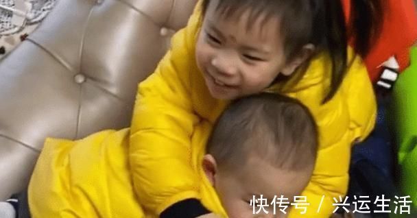 姐弟|“小怂怂弟弟”在姐姐面前服软,打归打,闹归闹,姐弟情永不变!