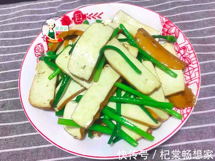 吃法|春天,此两样素菜一起炒,不放肉也很香,儿子爱吃,春天吃特营养