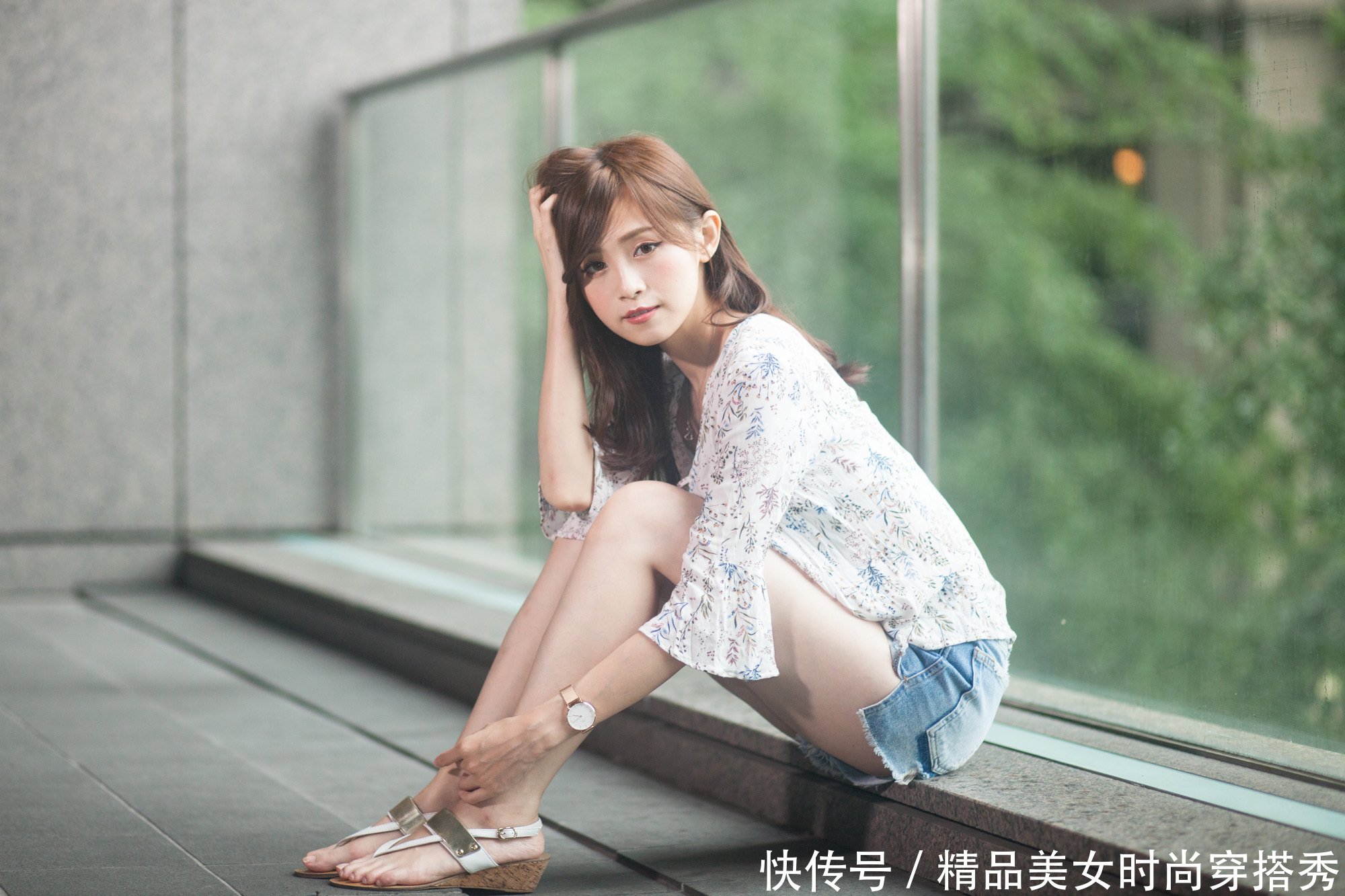 少女|碎花上衣虽然没有连衣裙那么温柔，但是却多了少女的青春气息