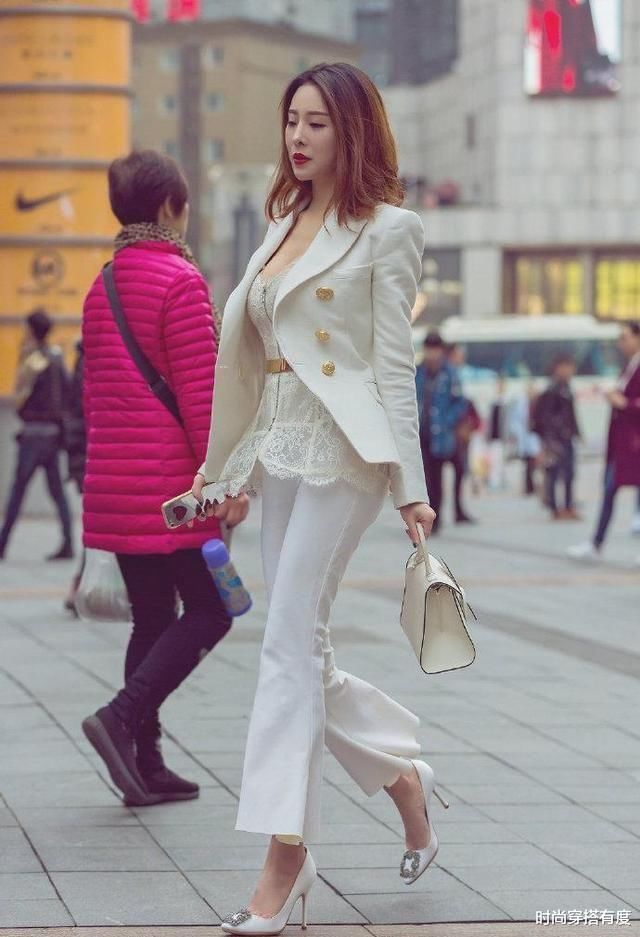 小西装高雅有气质，搭配喇叭裤整体稳重又优雅，演绎出高级感