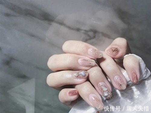 还在做新年美甲?温柔春季美甲上映,每款都仙气十足,美腻