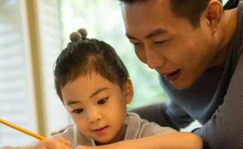 妈妈|年轻妈妈当着儿子面换衣服毫不避讳,总觉得孩子小,儿子的举动让她慌了