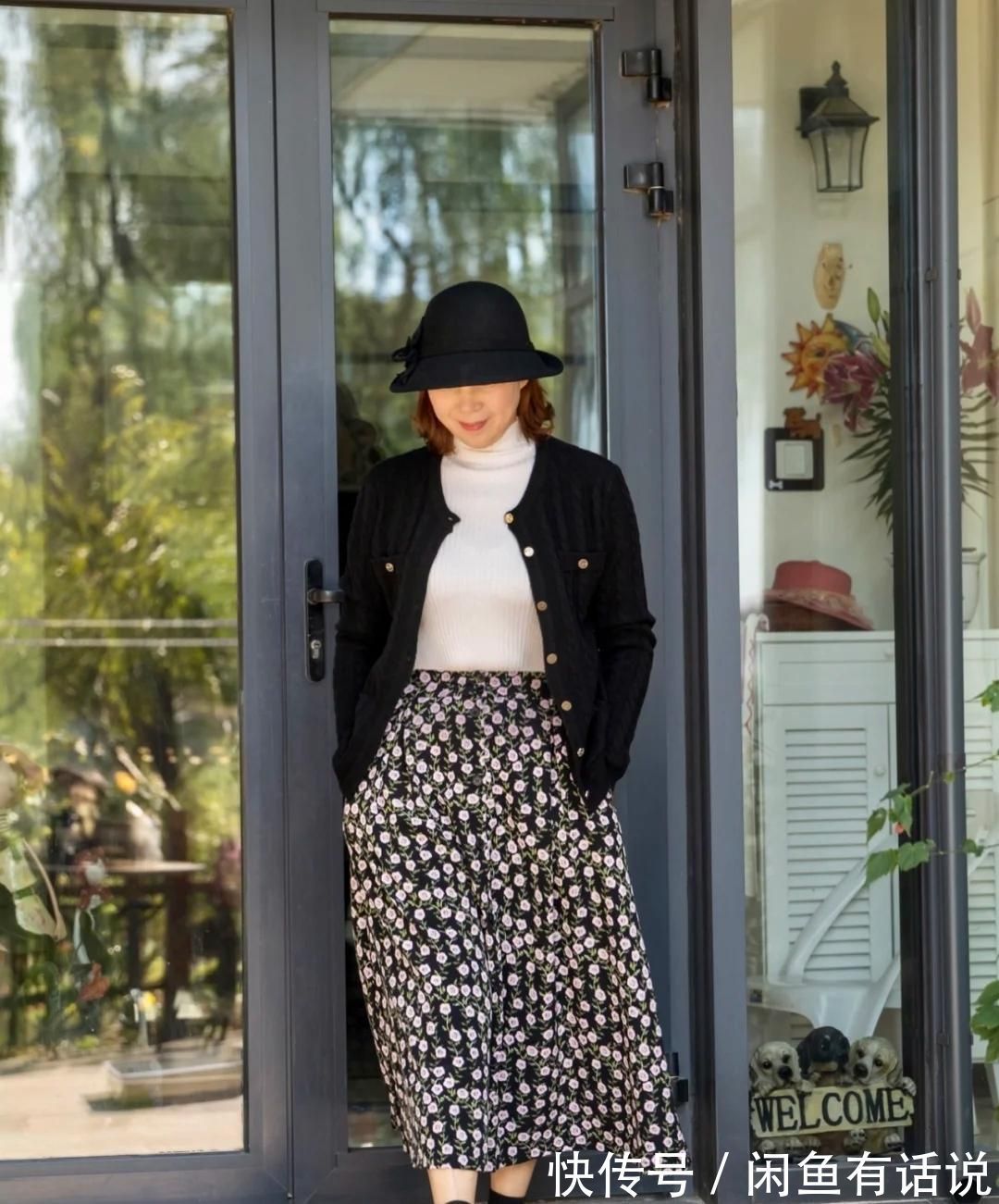 风衣|白色打底衫有多时髦?65岁博主多套搭配示范,穿出奶奶辈的优雅