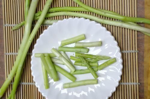 脑梗|血液粘稠的人，别喝3种水，多吃2物，软化血管，防脑梗